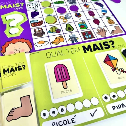 Jogo de tabuleiro educativo com cartas e peças coloridas para crianças.
