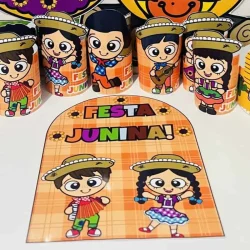 Decoração Festa Junina com personagens coloridos e bandeirinhas.