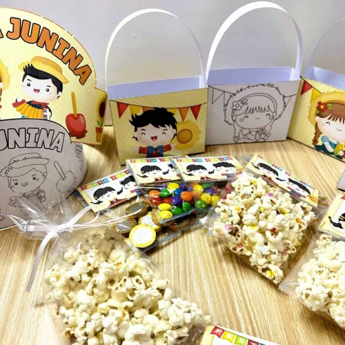 Lembrancinhas de Festa Junina com personagens e doces coloridos.