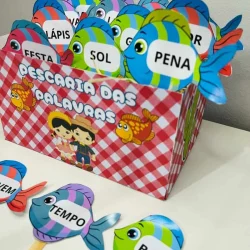 Peixes de papel com palavras para jogo de linguagem na Pedagogia de Ideias.