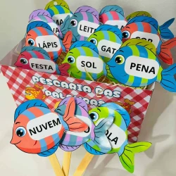 Peixes de papel coloridos com palavras em português para educação infantil.