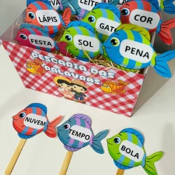 Peixes de papel com palavras para jogo de pesca educativo.