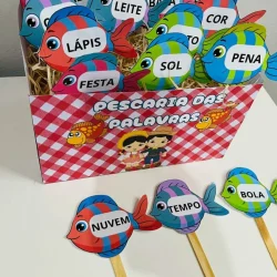 Peixes de papel com palavras para atividades de leitura e escrita.