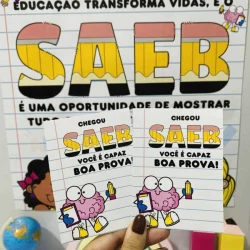 Cartões de lembrancinha com tema SAEB e educação.
