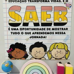 Painel educativo sobre educação transformadora e oportunidades de aprendizado.