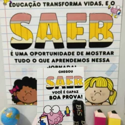 Painel com mensagem motivacional sobre educação e estudantes.