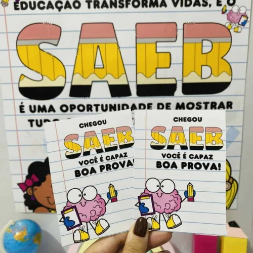 Cartões de lembrancinha com tema SAEB e educação.