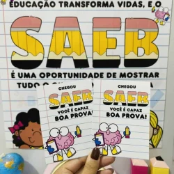 Cartões de Saeb com desenhos de personagens e mensagens motivacionais.