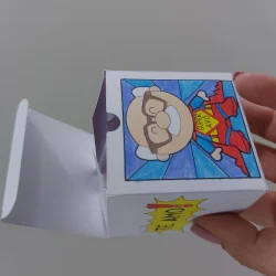 Miniatura de lembrancinha do Super Pai com personagem de desenho animado.