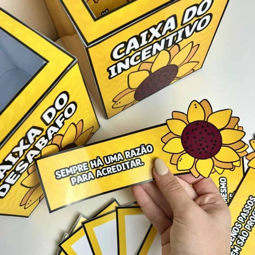 Caixas de incentivo com girassol e mensagem motivacional.