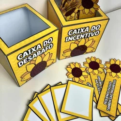 Caixas de incentivo à vida com girassóis e cartões para doações.