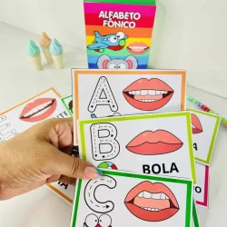 Cartas do alfabeto fônico com imagens de boca e palavras.