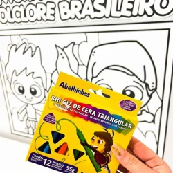 Material de pintura triangular para atividades culturais brasileiras.