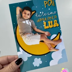 Cartão do Dia dos Pais com menino na lua e nuvens, tema de sonho e carinho.