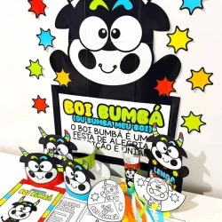 Personagem de Boi Bumbá com cores vibrantes e elementos festivos.