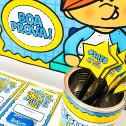 Material de estudo para prova SAEB com lápis e cartazes educativos.
