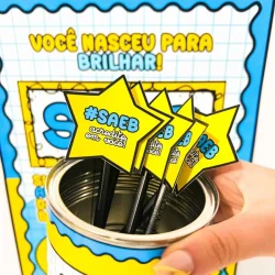 Caneta com bandeira do SAEB para incentivo escolar.