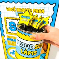 Material de incentivo para estudantes do SAEB com lápis e canetas.