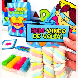 Material escolar e doces com tema de super-heróis para volta às aulas.