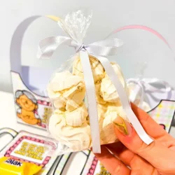 Lembrancinha de Dia dos Avós com marshmallows decorados e laço de fita.