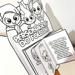 Luva com personagens do folclore brasileiro para atividades educativas.