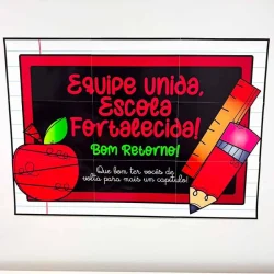 Painel de boas-vindas para retorno escolar com tema de escola e materiais escolares.