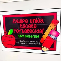 Painel colorido com mensagem de boas-vindas para retorno às aulas.