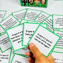 Jogo de adivinhas do folclore brasileiro com cartas educativas.