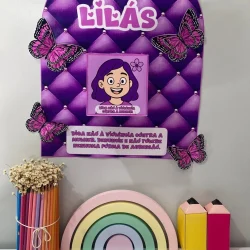 Decoração de campanha Agosto Lilás com borboletas e arco-íris.
