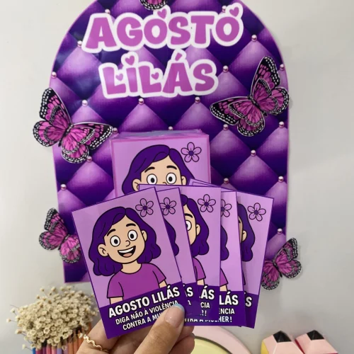 Material de conscientização escolar com tema Agosto Lilás e borboletas.