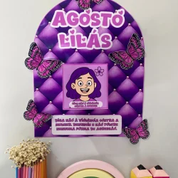 Decoração de campanha Agosto Lilás com borboletas e arco-íris.