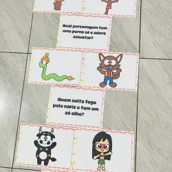 Jogo de amarelinha com personagens do folclore brasileiro para educação infantil.