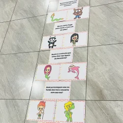 Sequência de atividades de amarelinha com personagens folclóricos.
