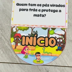 Jogo de amarelinha com tema folclore e personagens infantis.