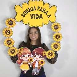 Mulher segurando quadro com mensagem de prevenção ao suicídio.