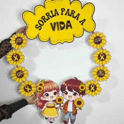 Círculo de flores com mensagem de vida e personagens infantis com girassóis.