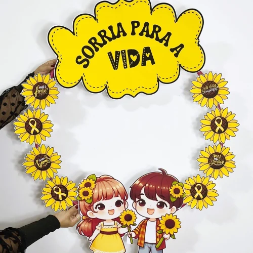 Círculo de girassóis com mensagem de esperança e vida.
