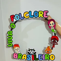 Círculo decorativo com personagens de folclore brasileiro.