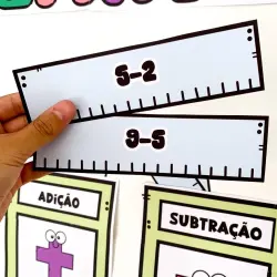 Cartazes de adição e subtração com personagens divertidos para crianças.