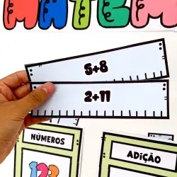 Material de matemática com adição e números para crianças.