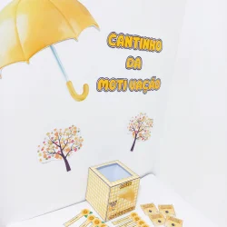 Imagem do Cantinho da Motivação com guarda-chuva amarelo e árvores decorativas.