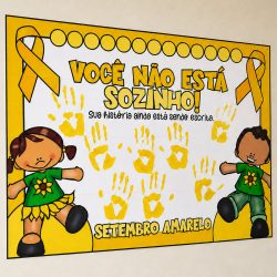 Cartaz de conscientização sobre saúde mental e prevenção do suicídio com crianças e laços amarelos.