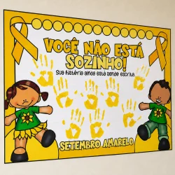 Cartaz de conscientização sobre saúde mental e prevenção do suicídio com crianças e laços amarelos.