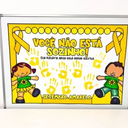 Cartaz de conscientização do Setembro Amarelo com crianças e laços amarelos.