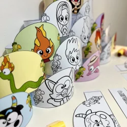 Coroas coloridas com personagens do folclore brasileiro para crianças.