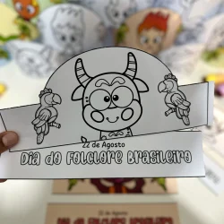 Coroa com desenho de boi com chifres e expressão divertida.