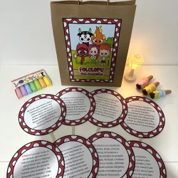 Material educativo de folclore com sacola, textos e giz de cera colorido.