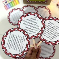 Atividades educativas de folclore usando sacolas decoradas.