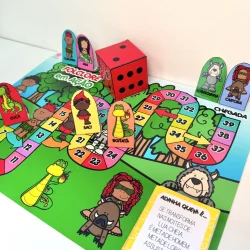 Jogo de tabuleiro com personagens folclóricos brasileiros e dados coloridos.