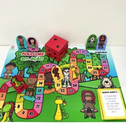 Jogo de tabuleiro com personagens folclóricos brasileiros e dado vermelho.